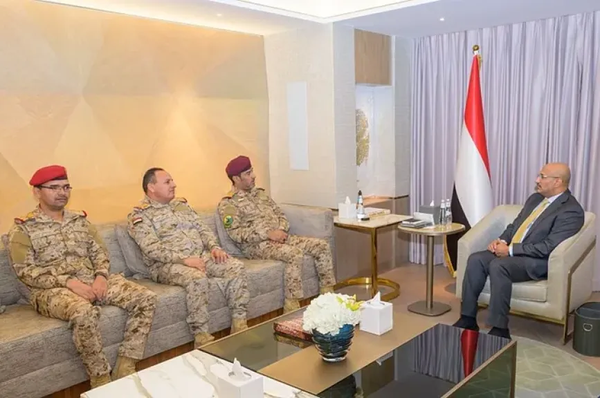 طارق صالح يبحث مع بن عزيز يبحثان جاهزية القوات المسلحة للمعركة الفاصلة ضد الحوثيين